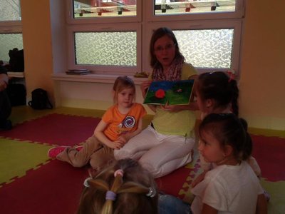 Čtení s dětmi nečtenáři a jejich rodiči v mateřském centru Sluníčko