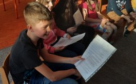 Školáci čtou předškolákům